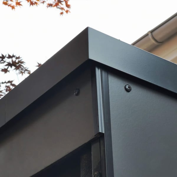 Außenecke ISOS Aluminium Anthrazitgrau RAL 7016 am Gebäude montiert