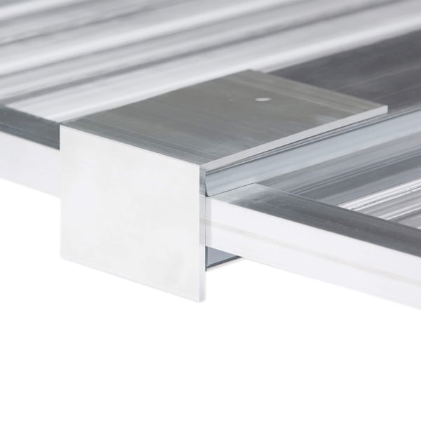 Bremswinkel aus weißem Aluminium, montiert an einer Lichtplatte mit A2 Profil, Seitenansicht