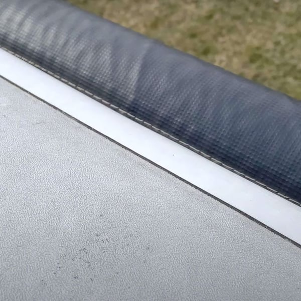 Detailansicht des grauen Dach Reparaturbandes auf einer Dachfläche