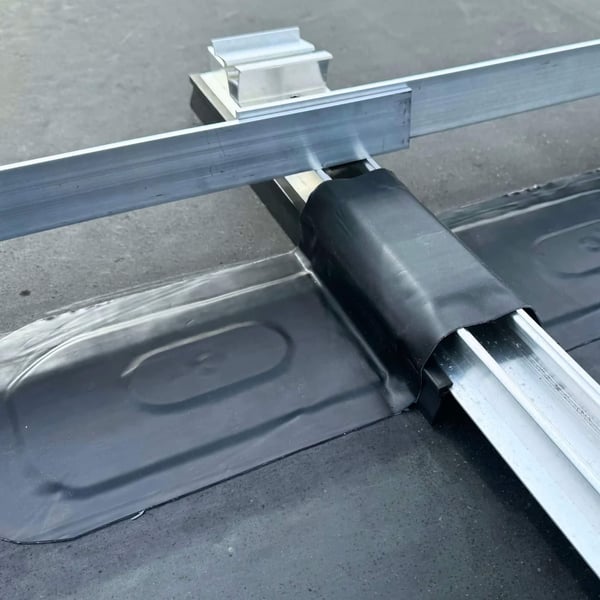 DACHPROTECT Dach Reparaturband EPDM schwarz unter einer Solaranlage verlegt