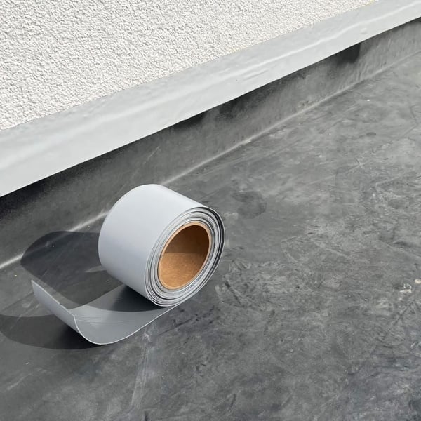 DACHPROTECT Dach Reparaturband EPDM schwarz Rolle auf dunklem Untergrund