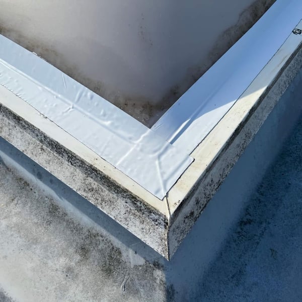 Dach Reparaturband, EPDM, weiß, an einer Dachecke verlegt