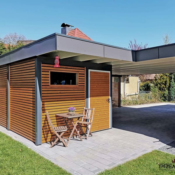 Dachrandprofil ISOS anthrazitgrau an einem Holzschuppen mit Carport, Gesamtansicht