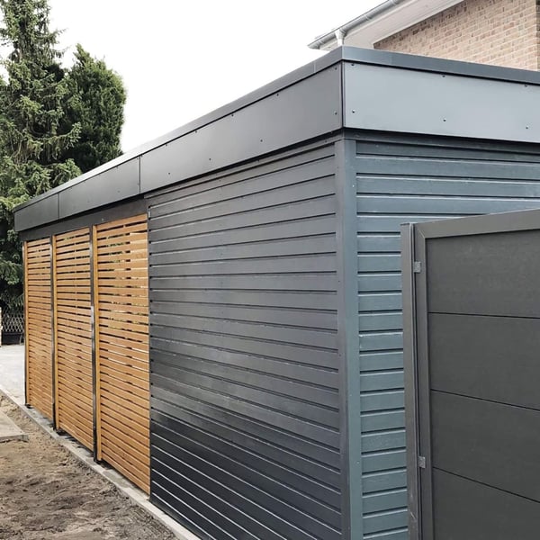 Dachrandprofil ISOS anthrazitgrau an einem Schuppen mit Holz- und Metallverkleidung