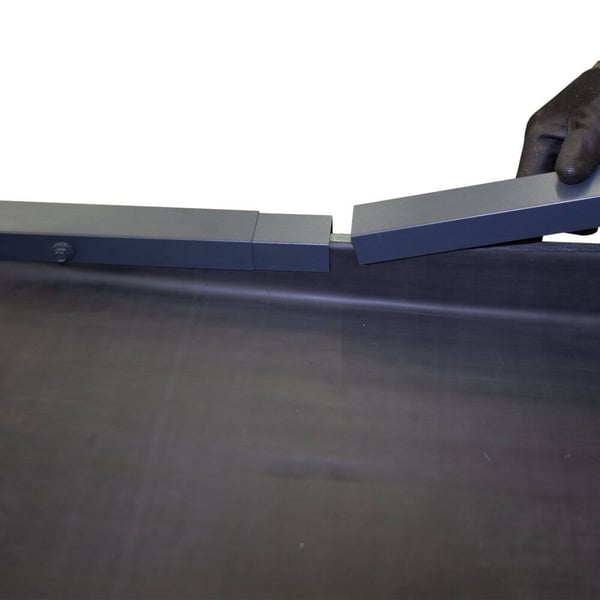 Montage des anthrazitgrauen Dachrandprofil Verbinders CUBE auf einer Dachbahn, Hand mit Handschuh