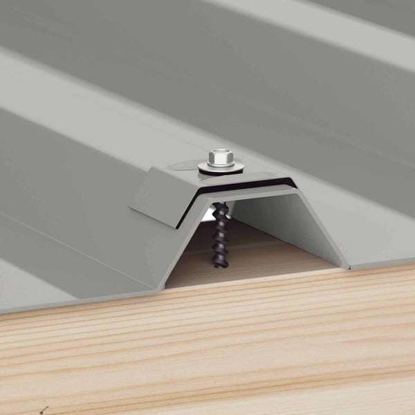 Edelstahlschraube mit Sechskantkopf und Dichtscheibe, montiert auf Hochsicke einer graualuminiumfarbenen Trapezplatte auf