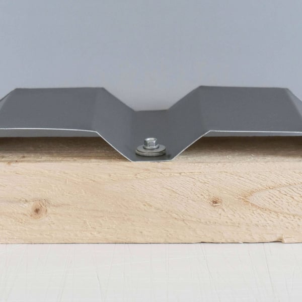 Anthrazitgraue Trapezblech-Tiefsicke mit festgezogener Edelstahlschraube auf Holzkonstruktion