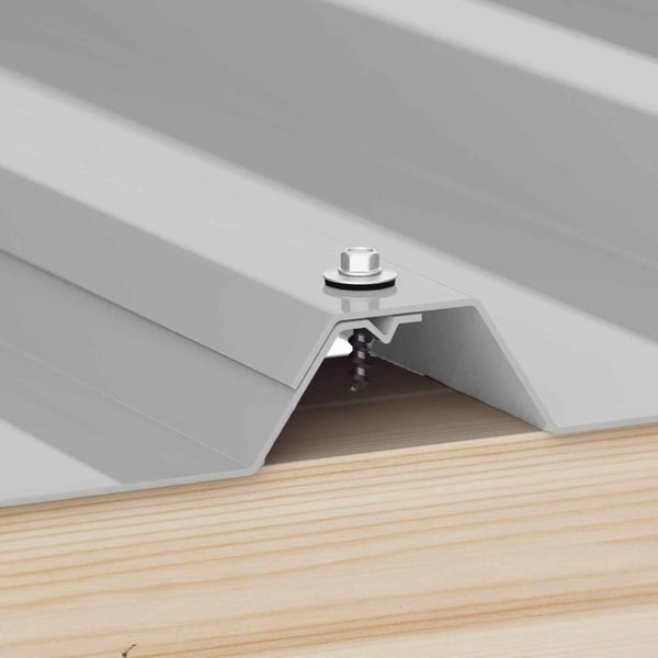 Edelstahlschraube Weißaluminium (RAL 9006) befestigt Überlappung von zwei Trapezblechen auf Holzunterkonstruktion