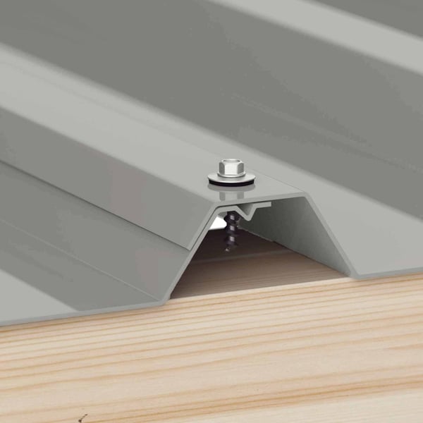 Edelstahlschraube befestigt graualuminium Trapezblech auf Holzunterkonstruktion