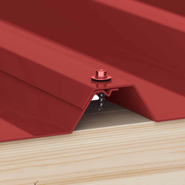 Edelstahlschraube braunrot RAL 3011 in Trapezblech auf Holzunterkonstruktion, Detail Verlegung