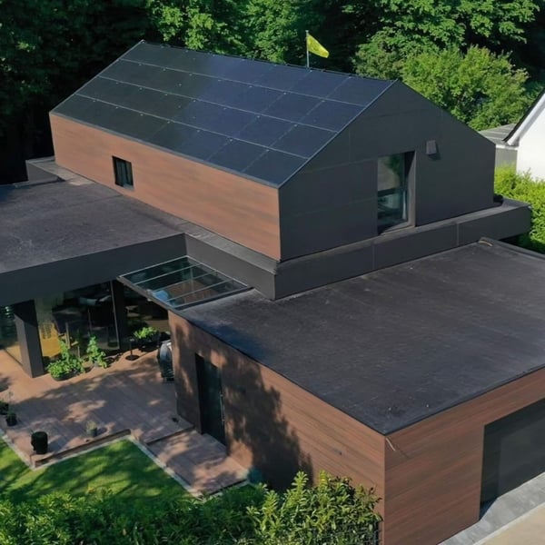 Verlegte schwarze EPDM Dachfolie auf Flachdächern eines modernen Hauses mit Solarpaneelen