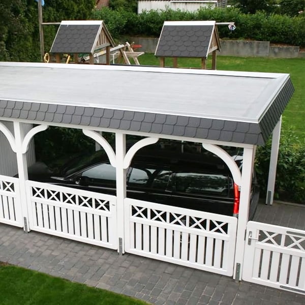 Verlegte schwarze EPDM Dachfolie auf dem Flachdach eines Carports mit Schieferblenden