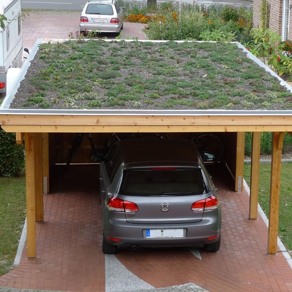Verlegte schwarze EPDM Dachfolie als Untergrund für ein Gründach auf einem Carport