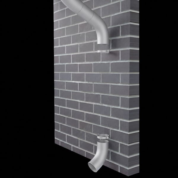 Zwei Fallrohrboegen in Weißaluminium (RAL 9006) an einer Ziegelwand, perspektivische Darstellung