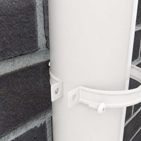 Detailansicht der reinwei

s
sen Fallrohrschelle mit Schraube, am Fallrohr und Ziegelwand befestigt