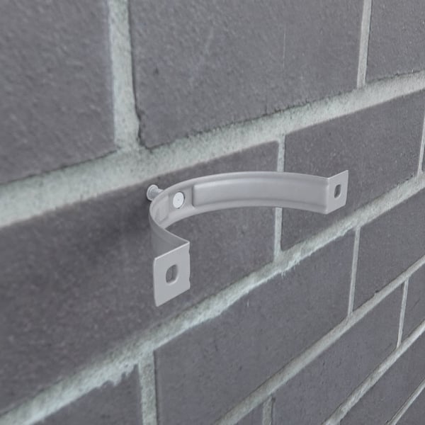 Fallrohrschelle aus weißaluminiumfarbenem Stahl, ein Teil an grauer Ziegelwand befestigt
