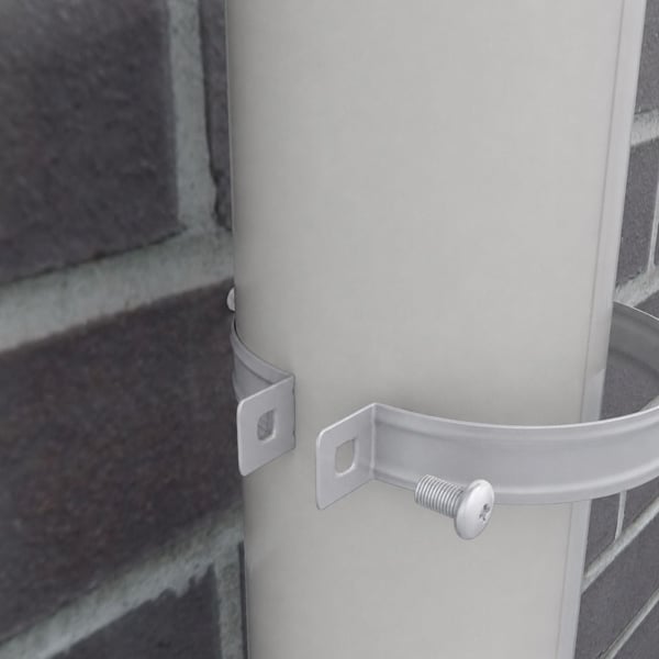 Detailansicht einer weißaluminiumfarbenen Fallrohrschelle, montiert an einem Fallrohr an einer Ziegelwand