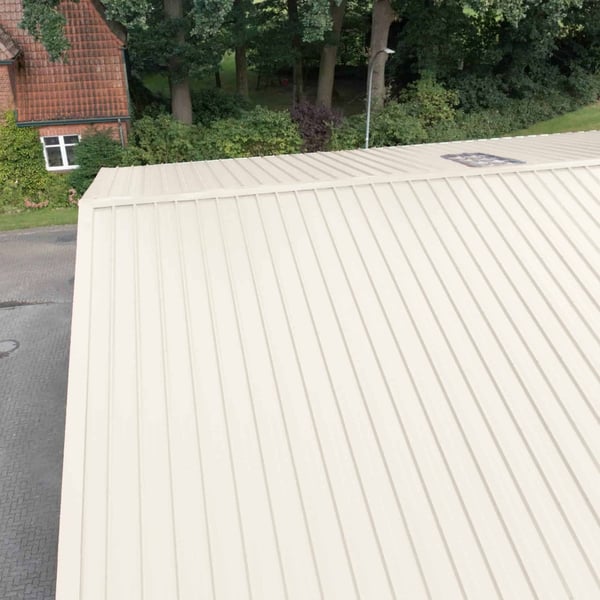 Dach eines Gebaeudes mit Firstblech flach Reinweiß RAL 9010