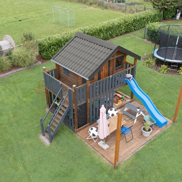 Anwendungsbeispiel: Spielhaus mit Dach aus Firstblech flach in Graualuminium RAL 9007