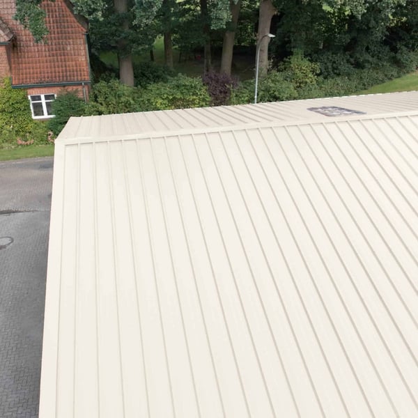 Dachansicht mit Firstblech flach Reinweiß RAL 9010 Stahl 0,50 mm