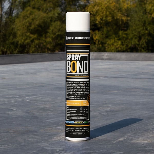 Flächenkleber Spraybond Dose auf einem Dach, im Hintergrund Bäume