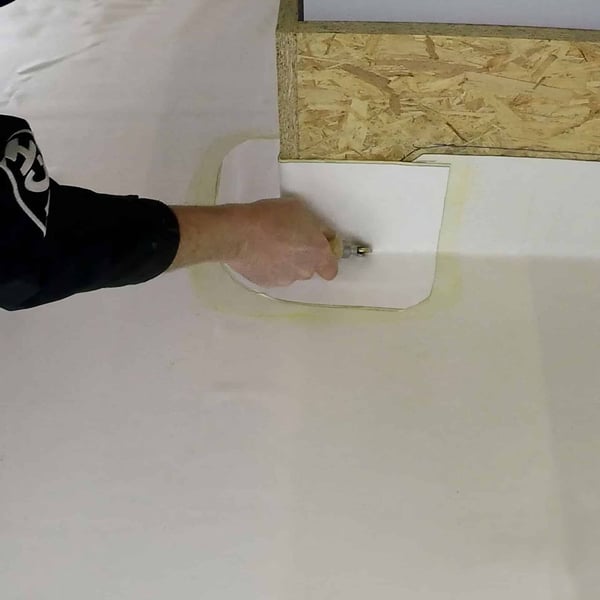 DACHPROTECT Form- & Abdeckband EPDM weiß, Verlegung um Holzkante mit Spachtel