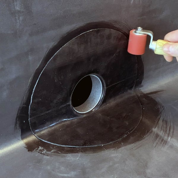 Installierter Garantie-Seitenablauf, mit Andrueckrolle wird die Verklebung optimiert