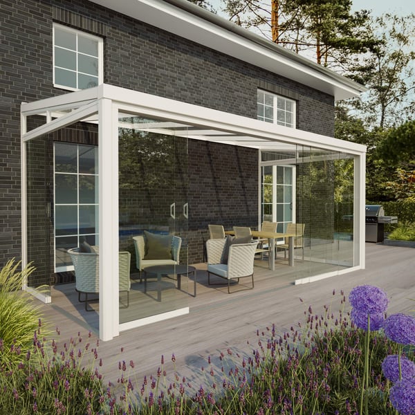 Glasschiebetüren Vorderseite, cremeweiß RAL 9001, an einem Haus montiert, mit Gartenmöbeln