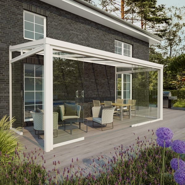 Glasschiebetüren Vorderseite RAL 9001, Breite 6,00 m, an einem Haus montiert