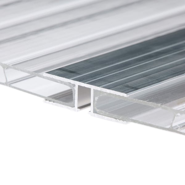 H-Profil aus blankem Aluminium, 10 mm, mit zwei transparenten Stegplatten verbunden, Detailansicht