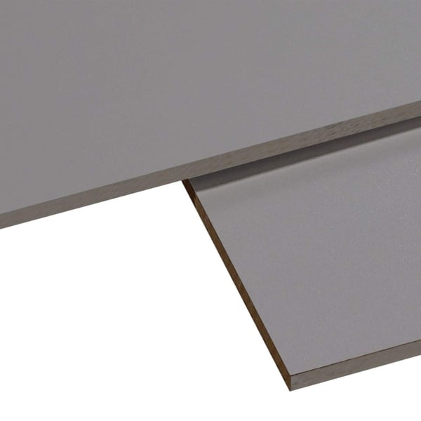 Detailansicht von zwei dunkelgrauen HPL Platten 6 mm, Kanten und Oberfläche sichtbar
