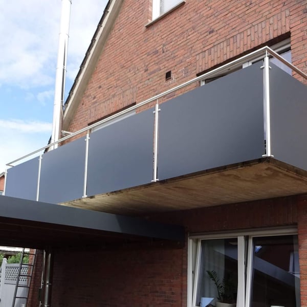 Balkon mit dunkelgrauen HPL Platten 6 mm als Brüstung und Edelstahlgeländer an einem Wohnhaus
