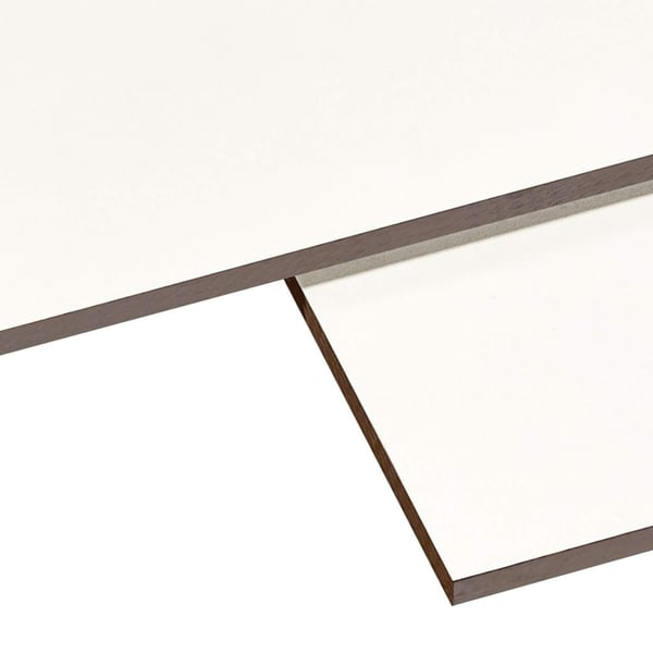 Detailansicht von zwei HPL Platten 6 mm Reinweiß, Kanten dunkelbraun, schräg übereinander