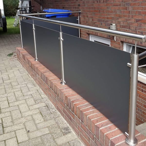 HPL Platten Anthrazitgrau als Balkonverkleidung mit Edelstahlgelaender