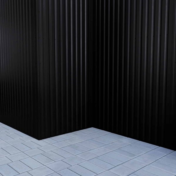 Innenecke Tiefschwarz RAL 9005 aus Stahl 0,50 mm, verbaut an einer dunklen Wand