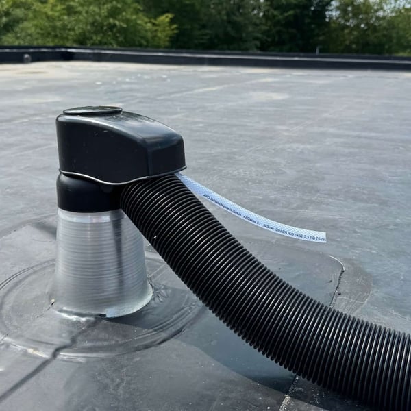 Kabeldurchführung DACHPROTECT Aluminium schwarz-silber mit angeschlossenem Kabelrohr