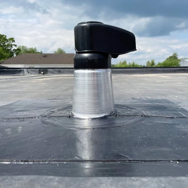 Kabeldurchführung DACHPROTECT auf schwarzer Dachbahn verlegt, silber-metallic Sockel, schwarze Abdeckung