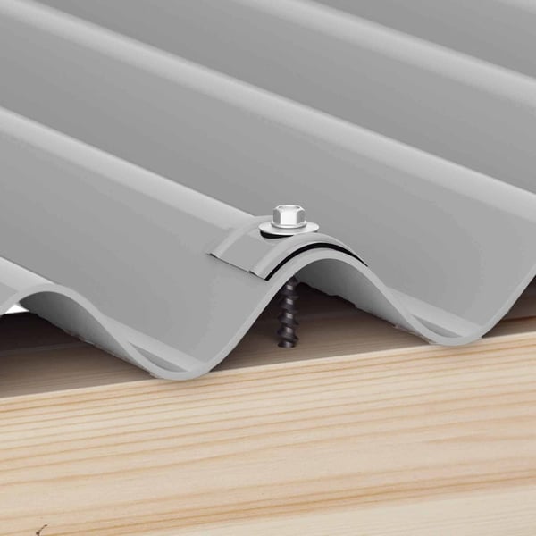 Kalotte Profil 18/1064 in Weißaluminium (RAL 9006) auf Trapezblech mit Schraube und Holzunterkonstruktion