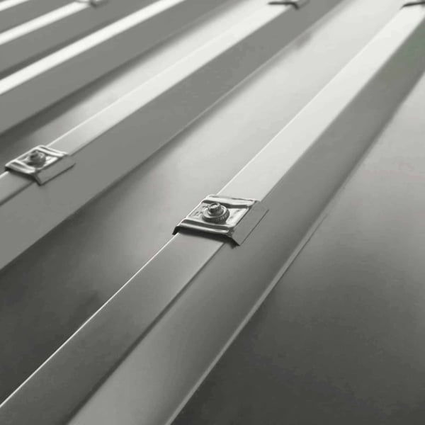 Kalotten Profil 20/1100 aus Aluminium Graualuminium RAL 9007 auf Trapezblech montiert, Detailansicht