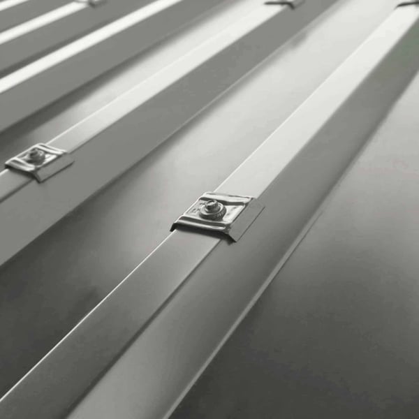 Mehrere Kalotten Profil 33/500 Graualuminium auf einem Trapezblech montiert, schraege Ansicht