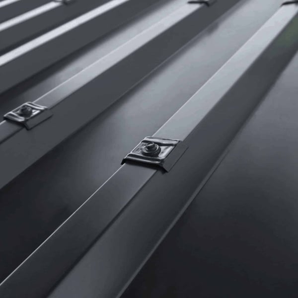 Kalotten Profil 35/207 Aluminium Graphitgrau RAL 7024 auf Trapezblech verlegt