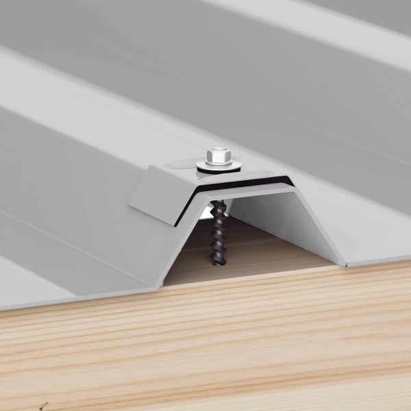 Kalotte Profil 35/207M aus Aluminium, weißaluminium, mit Schraube auf Trapezblech montiert