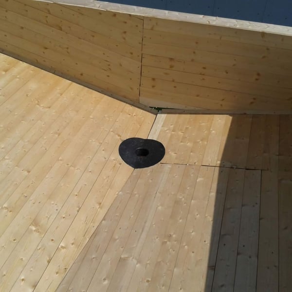 Klebe-Gully in schwarzem EPDM auf Holzdach verlegt, von oben gesehen