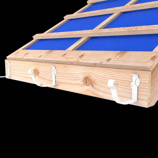 Dachkonstruktion mit Holzsparren und montierten reinweißen Konsolrinnenhaltern, Montage