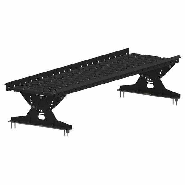 Laufsteg aus verzinktem Stahl, schwarz (RAL 9005), mit perforierter Oberfläche und zwei Stützfüßen, Hauptansicht