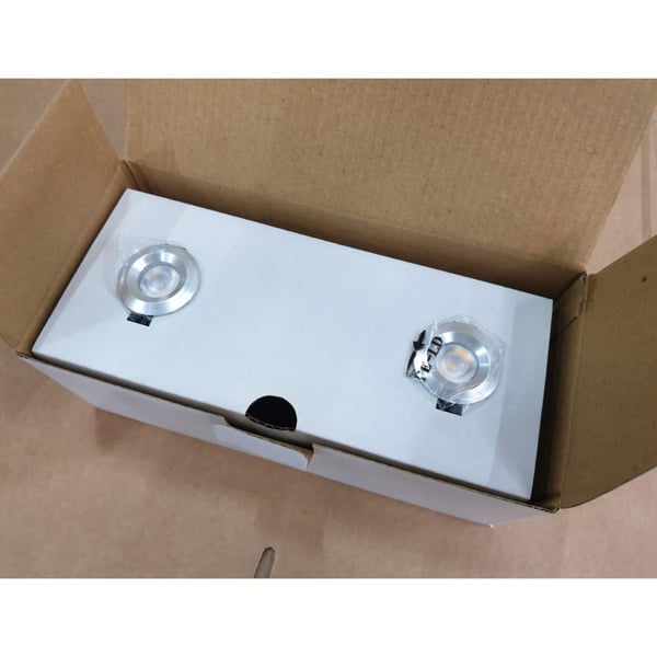 Zwei blanke LED Extra Spots aus Aluminium in weisser Produktverpackung, offen im Karton