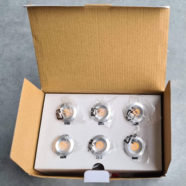 Sechs blanke LED Leuchten des Starter Sets in Kartonverpackung, von oben gesehen
