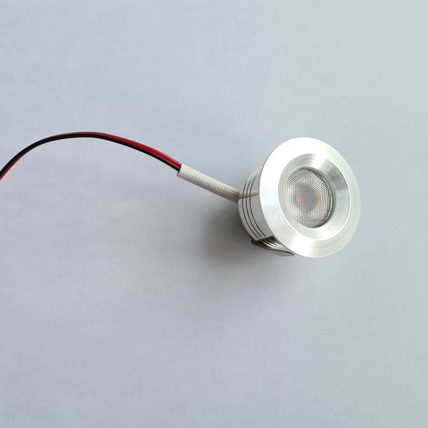 Detailansicht einer einzelnen blanken LED Leuchte des Starter Sets, ausgeschaltet