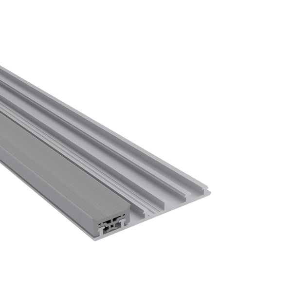 Mendiger Rand-Unterprofil aus blankem Aluminium, schraeg von oben mit Nut und Feder