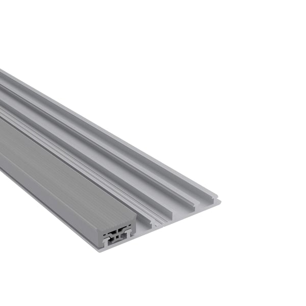 Mendiger Rand-Unterprofil aus blankem Aluminium, schraeg von oben mit geriffelter Oberflaeche